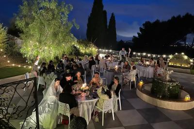 Chambre avec un lit double, éclairage doux et une grande bibliothèque en bois remplie de livres en arrière-plan.