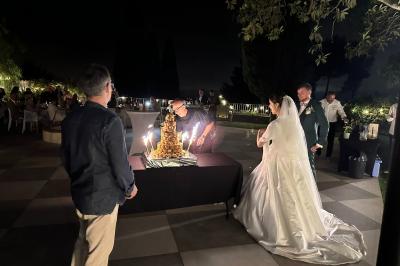 Chambre avec un lit double, éclairage doux et une grande bibliothèque en bois remplie de livres en arrière-plan.
