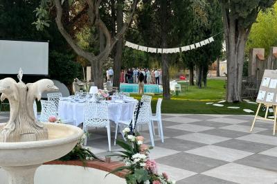 Chambre avec un lit double, éclairage doux et une grande bibliothèque en bois remplie de livres en arrière-plan.