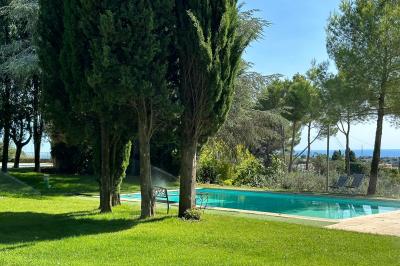 Chambre avec un lit double, éclairage doux et une grande bibliothèque en bois remplie de livres en arrière-plan.