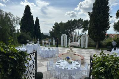 Chambre avec un lit double, éclairage doux et une grande bibliothèque en bois remplie de livres en arrière-plan.