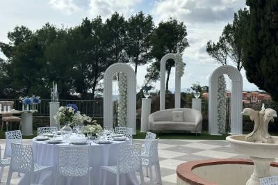 Chambre avec un lit double, éclairage doux et une grande bibliothèque en bois remplie de livres en arrière-plan.