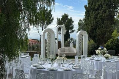 Chambre avec un lit double, éclairage doux et une grande bibliothèque en bois remplie de livres en arrière-plan.