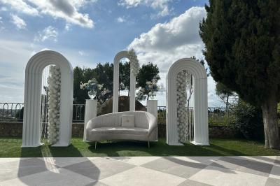 Chambre avec un lit double, éclairage doux et une grande bibliothèque en bois remplie de livres en arrière-plan.