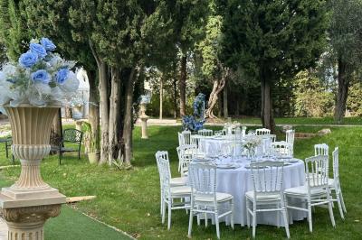 Chambre avec un lit double, éclairage doux et une grande bibliothèque en bois remplie de livres en arrière-plan.