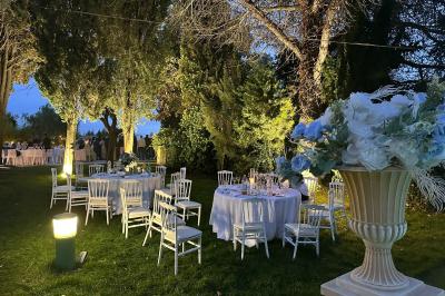 Chambre avec un lit double, éclairage doux et une grande bibliothèque en bois remplie de livres en arrière-plan.