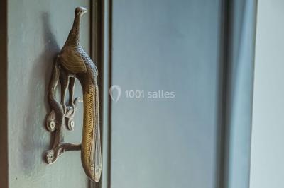 Table décorée avec des bougies allumées, des fleurs séchées et fraîches dans des vases, sur fond de rideaux blancs.