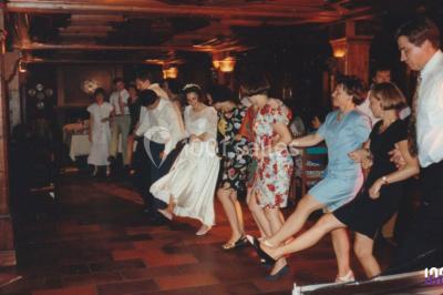 Miniature DJ Biscarrosse (Landes) - S&P DJ Animation #2 Salle sombre avec des poutres en bois, éclairée par des lumières colorées, des personnes discutent et se déplacent.