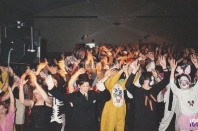Miniature DJ Biscarrosse (Landes) - S&P DJ Animation #3 Salle sombre avec des poutres en bois, éclairée par des lumières colorées, des personnes discutent et se déplacent.