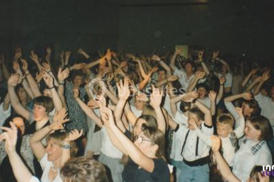 Miniature DJ Biscarrosse (Landes) - S&P DJ Animation #6 Salle sombre avec des poutres en bois, éclairée par des lumières colorées, des personnes discutent et se déplacent.