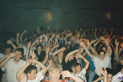 Miniature DJ Biscarrosse (Landes) - S&P DJ Animation #7 Salle sombre avec des poutres en bois, éclairée par des lumières colorées, des personnes discutent et se déplacent.