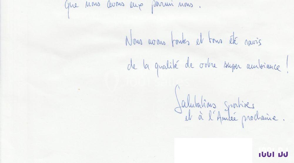 Texte manuscrit bleu sur fond blanc exprimant des remerciements et des salutations pour l'année prochaine.