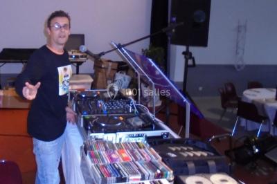 Miniature DJ Biscarrosse (Landes) - S&P DJ Animation #12 Salle sombre avec des poutres en bois, éclairée par des lumières colorées, des personnes discutent et se déplacent.