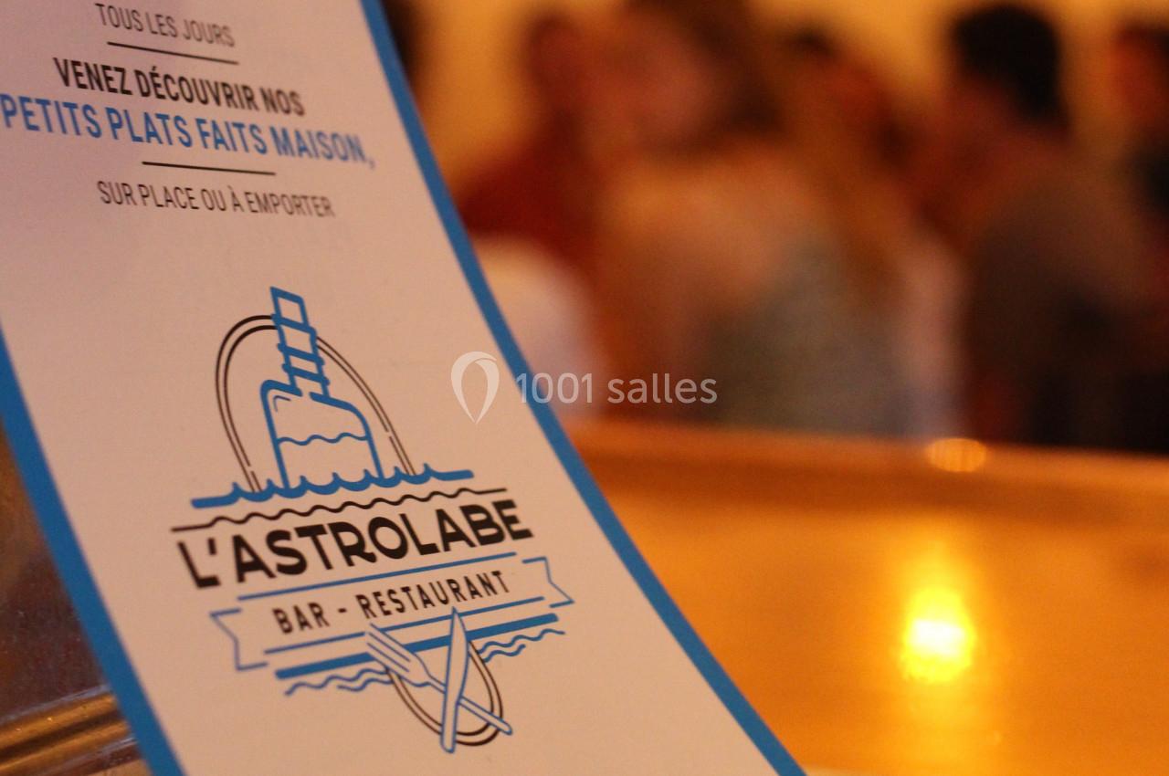 Affiche d'un restaurant nommé ’L'Astrolabe’ avec une offre de plats faits maison sur place ou à emporter.
