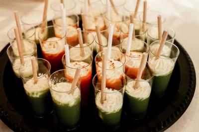 Portail en fer forgé noir et mur en pierre avec inscription ’Les Charbenes du Donelay, Domaine de réception’.