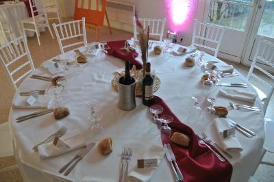 Cuillères en bois garnies de tomates, mozzarella et pesto, présentées sur un plateau pour un service individuel.