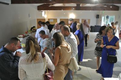 Cuillères en bois garnies de tomates, mozzarella et pesto, présentées sur un plateau pour un service individuel.
