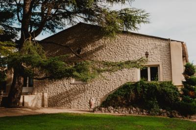 Cuillères en bois garnies de tomates, mozzarella et pesto, présentées sur un plateau pour un service individuel.