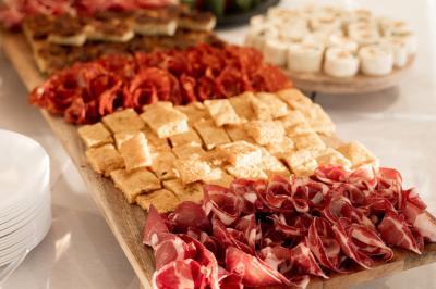 Cuillères en bois garnies de tomates, mozzarella et pesto, présentées sur un plateau pour un service individuel.