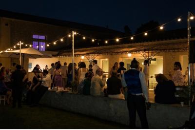 Cuillères en bois garnies de tomates, mozzarella et pesto, présentées sur un plateau pour un service individuel.