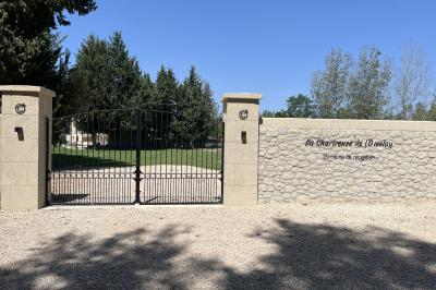 Cuillères en bois garnies de tomates, mozzarella et pesto, présentées sur un plateau pour un service individuel.