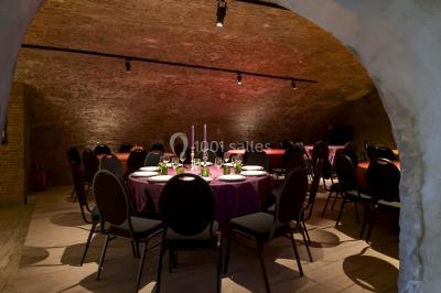 Miniature Location salle Bruxelles (Bruxelles-Capitale) - Théâtre de la Samaritaine #2 Cave voûtée en briques avec un comptoir éclairé et des bouteilles disposées dessus.