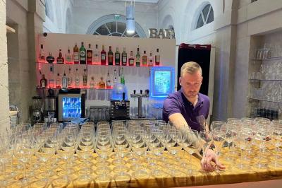 Plateau de verrines variées comprenant des préparations salées et sucrées, disposées sur une table en inox.