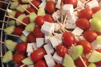 Plateau de verrines variées comprenant des préparations salées et sucrées, disposées sur une table en inox.