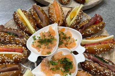 Plateau de verrines variées comprenant des préparations salées et sucrées, disposées sur une table en inox.