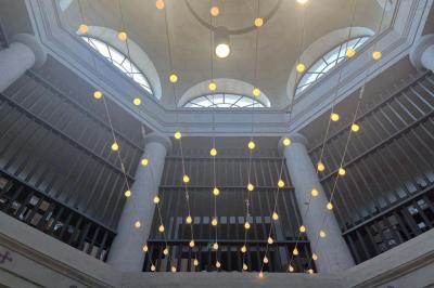 Plateau de verrines variées comprenant des préparations salées et sucrées, disposées sur une table en inox.