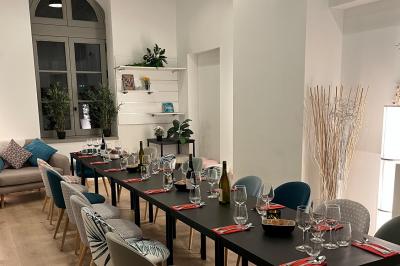 Plateau de verrines variées comprenant des préparations salées et sucrées, disposées sur une table en inox.