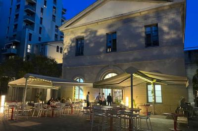 Plateau de verrines variées comprenant des préparations salées et sucrées, disposées sur une table en inox.