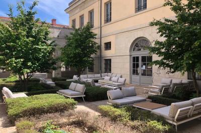 Plateau de verrines variées comprenant des préparations salées et sucrées, disposées sur une table en inox.