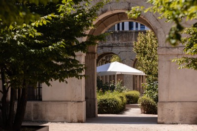 Dôme octogonal avec fenêtres cintrées et toit en métal, surmontant un bâtiment à façade triangulaire.