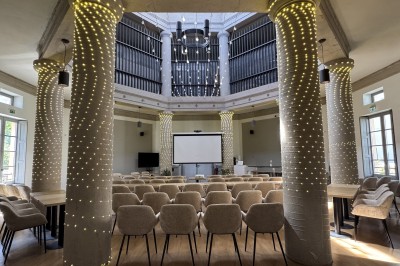 Dôme octogonal avec fenêtres cintrées et toit en métal, surmontant un bâtiment à façade triangulaire.
