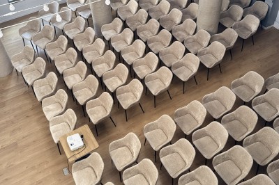 Dôme octogonal avec fenêtres cintrées et toit en métal, surmontant un bâtiment à façade triangulaire.