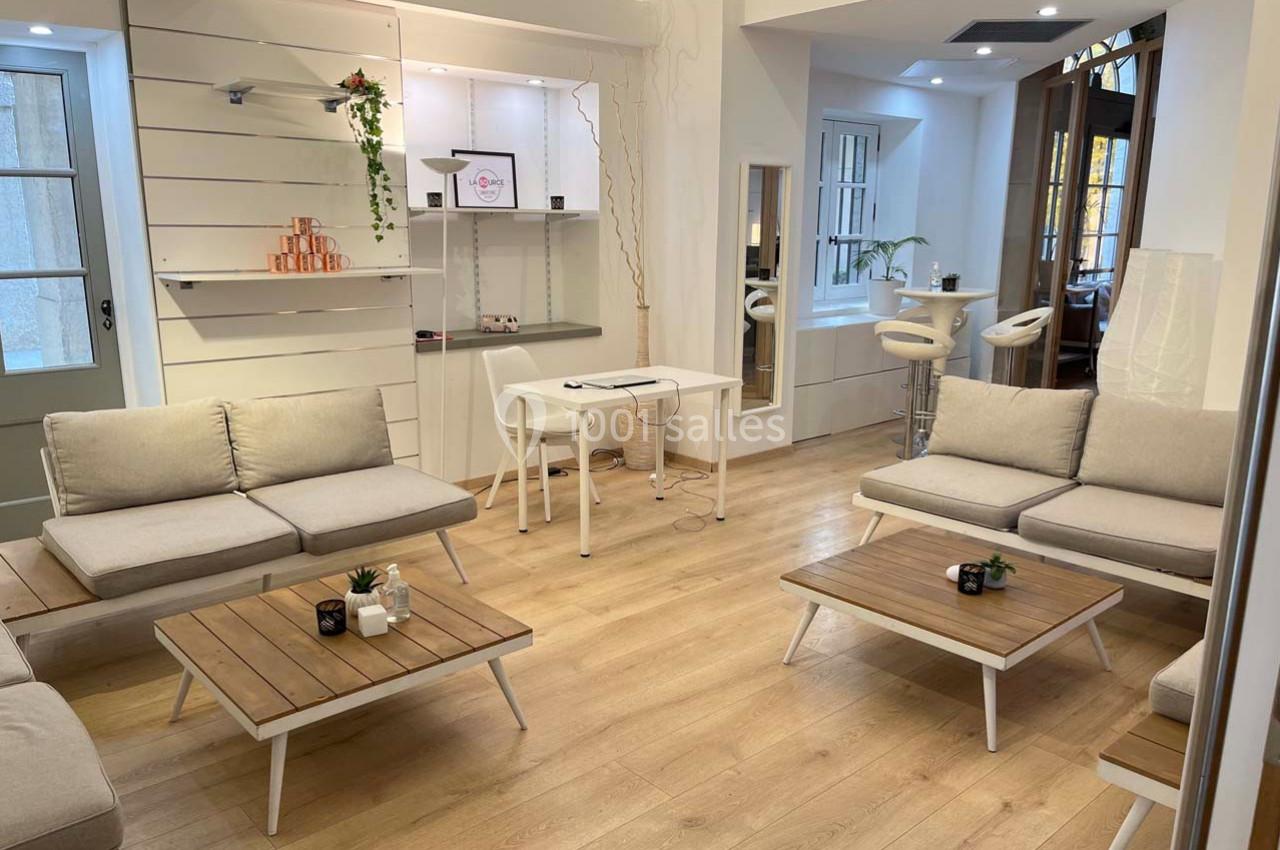 Salon moderne avec parquet clair, mobilier minimaliste en bois et tissu, et décoration épurée.