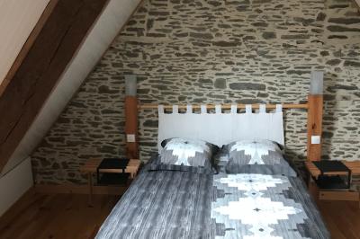 Une femme en robe de mariée est assise sur un tapis dans un jardin, tenant un bouquet de fleurs séchées.