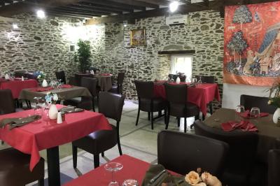 Une femme en robe de mariée est assise sur un tapis dans un jardin, tenant un bouquet de fleurs séchées.