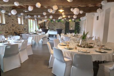 Allée bordée de végétation dense avec un château gonflable coloré visible à gauche et des bâtiments en arrière-plan.