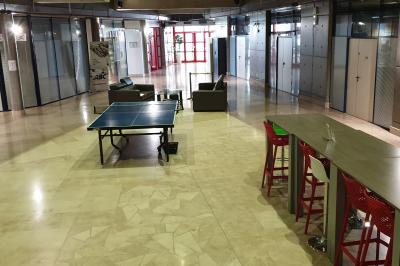 Vue aérienne d'un campus avec des bâtiments, parkings, hôtels et accès direct aux transports en commun.