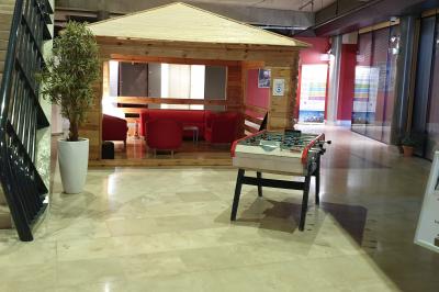 Vue aérienne d'un campus avec des bâtiments, parkings, hôtels et accès direct aux transports en commun.