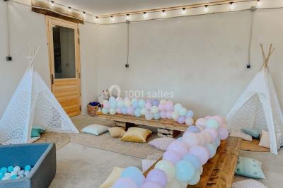 Paysage rural avec une clôture en bois, des champs verdoyants, des arbres et un bâtiment en pierre sous un ciel…