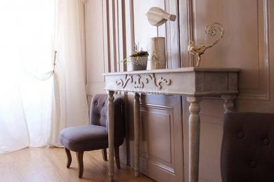 Paysage rural avec une clôture en bois, des champs verdoyants, des arbres et un bâtiment en pierre sous un ciel…