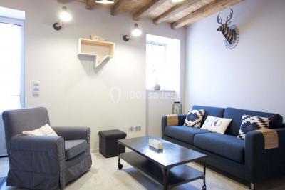 Paysage rural avec une clôture en bois, des champs verdoyants, des arbres et un bâtiment en pierre sous un ciel…