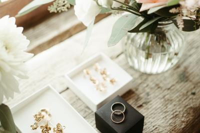 Paysage rural avec une clôture en bois, des champs verdoyants, des arbres et un bâtiment en pierre sous un ciel…