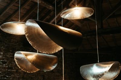 Paysage rural avec une clôture en bois, des champs verdoyants, des arbres et un bâtiment en pierre sous un ciel…