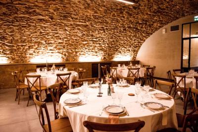 Paysage rural avec une clôture en bois, des champs verdoyants, des arbres et un bâtiment en pierre sous un ciel…