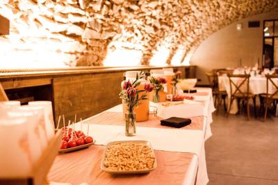 Paysage rural avec une clôture en bois, des champs verdoyants, des arbres et un bâtiment en pierre sous un ciel…
