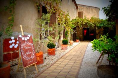 Fauteuils en rotin avec coussins blancs disposés dans un cadre naturel entouré d'arbres et de végétation.